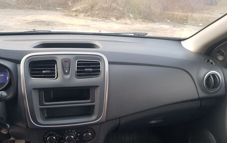 Renault Logan II, 2018 год, 700 000 рублей, 2 фотография