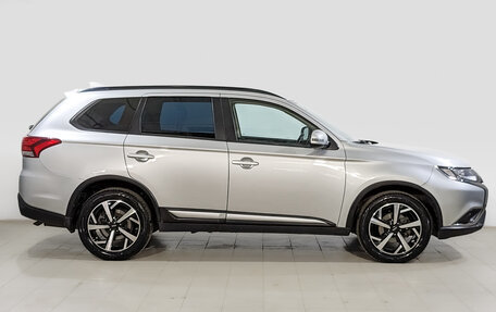 Mitsubishi Outlander III рестайлинг 3, 2022 год, 2 400 000 рублей, 4 фотография