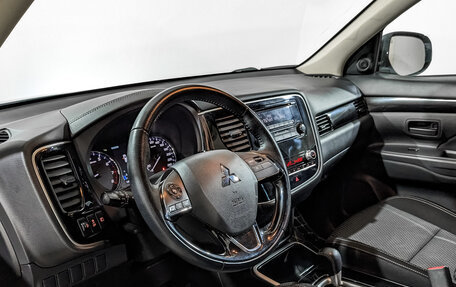 Mitsubishi Outlander III рестайлинг 3, 2022 год, 2 400 000 рублей, 15 фотография