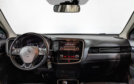 Mitsubishi Outlander III рестайлинг 3, 2022 год, 2 400 000 рублей, 14 фотография