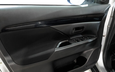 Mitsubishi Outlander III рестайлинг 3, 2022 год, 2 400 000 рублей, 18 фотография