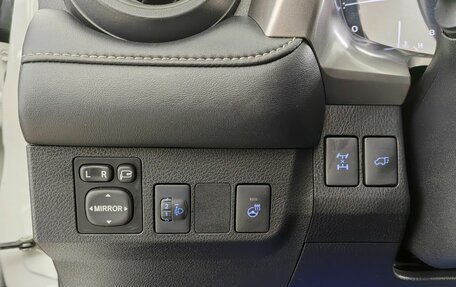 Toyota RAV4, 2017 год, 2 599 000 рублей, 12 фотография