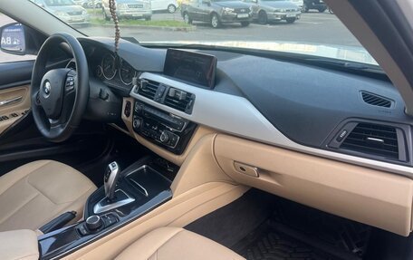 BMW 3 серия, 2018 год, 1 900 000 рублей, 10 фотография