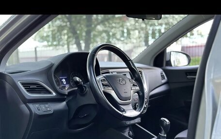 Hyundai Solaris II рестайлинг, 2017 год, 1 200 000 рублей, 13 фотография