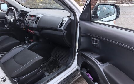 Mitsubishi Outlander III рестайлинг 3, 2011 год, 1 330 000 рублей, 15 фотография