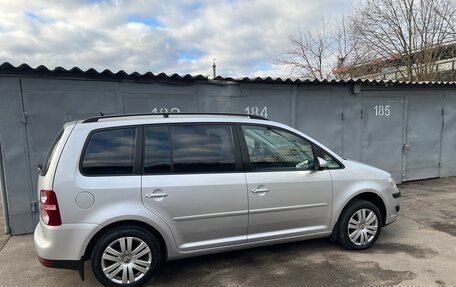 Volkswagen Touran III, 2010 год, 780 000 рублей, 1 фотография
