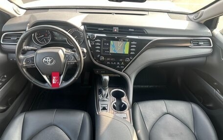 Toyota Camry, 2018 год, 2 700 000 рублей, 10 фотография