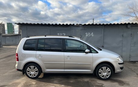 Volkswagen Touran III, 2010 год, 780 000 рублей, 3 фотография