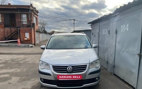 Volkswagen Touran III, 2010 год, 780 000 рублей, 2 фотография