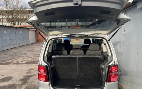 Volkswagen Touran III, 2010 год, 780 000 рублей, 14 фотография