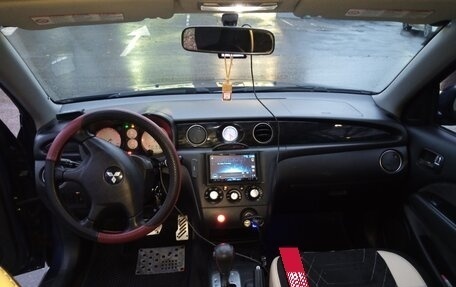 Mitsubishi Outlander III рестайлинг 3, 2004 год, 700 000 рублей, 11 фотография