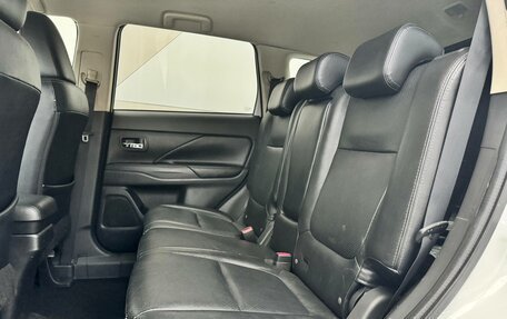 Mitsubishi Outlander III рестайлинг 3, 2013 год, 1 349 000 рублей, 19 фотография