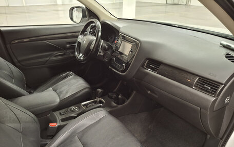 Mitsubishi Outlander III рестайлинг 3, 2015 год, 1 750 000 рублей, 13 фотография