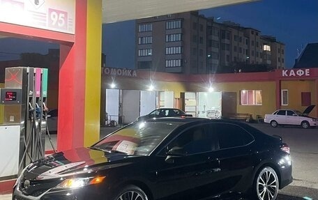 Toyota Camry, 2018 год, 2 450 000 рублей, 1 фотография