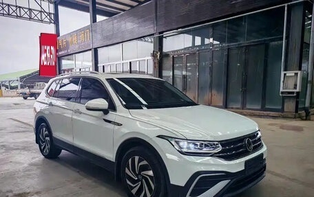 Volkswagen Tiguan II, 2024 год, 2 689 000 рублей, 1 фотография