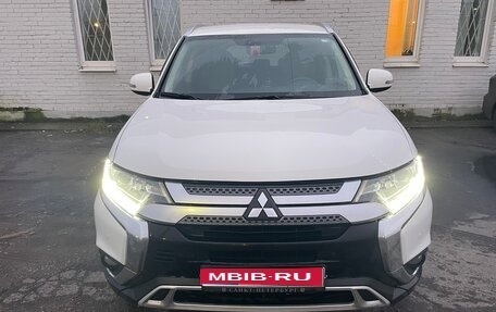 Mitsubishi Outlander III рестайлинг 3, 2019 год, 2 100 000 рублей, 1 фотография