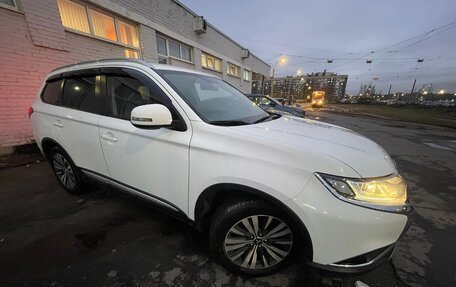 Mitsubishi Outlander III рестайлинг 3, 2019 год, 2 100 000 рублей, 4 фотография