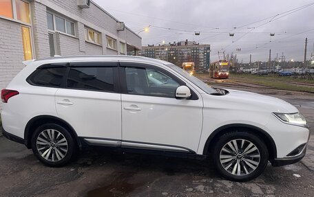 Mitsubishi Outlander III рестайлинг 3, 2019 год, 2 100 000 рублей, 9 фотография
