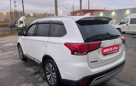 Mitsubishi Outlander III рестайлинг 3, 2019 год, 2 100 000 рублей, 2 фотография