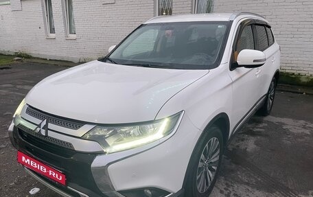 Mitsubishi Outlander III рестайлинг 3, 2019 год, 2 100 000 рублей, 3 фотография