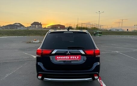 Mitsubishi Outlander III рестайлинг 3, 2018 год, 1 900 000 рублей, 4 фотография