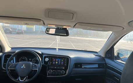 Mitsubishi Outlander III рестайлинг 3, 2018 год, 1 900 000 рублей, 11 фотография