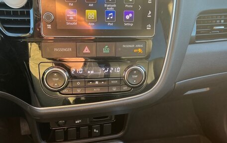 Mitsubishi Outlander III рестайлинг 3, 2018 год, 1 900 000 рублей, 12 фотография