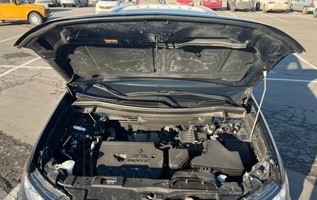 Mitsubishi Outlander III рестайлинг 3, 2018 год, 1 900 000 рублей, 14 фотография