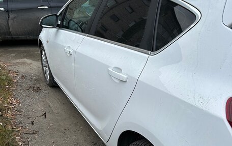 Opel Astra J, 2011 год, 700 000 рублей, 3 фотография