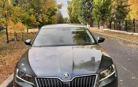 Skoda Superb III рестайлинг, 2019 год, 1 900 000 рублей, 2 фотография