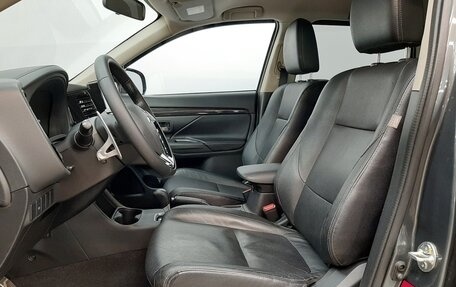 Mitsubishi Outlander III рестайлинг 3, 2016 год, 1 690 000 рублей, 10 фотография