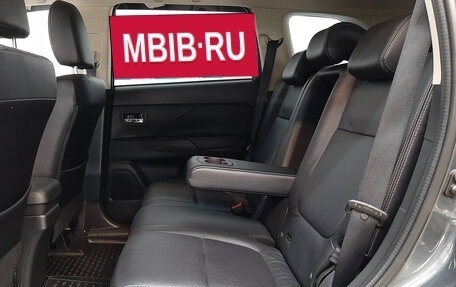 Mitsubishi Outlander III рестайлинг 3, 2016 год, 1 690 000 рублей, 13 фотография