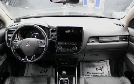 Mitsubishi Outlander III рестайлинг 3, 2017 год, 1 490 000 рублей, 11 фотография