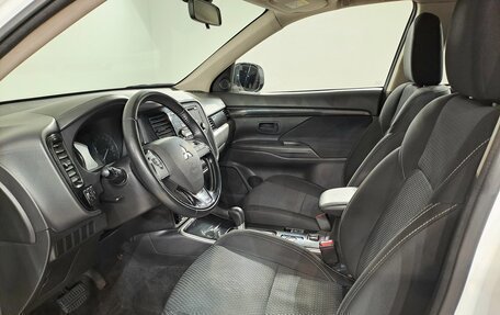 Mitsubishi Outlander III рестайлинг 3, 2019 год, 1 570 000 рублей, 13 фотография