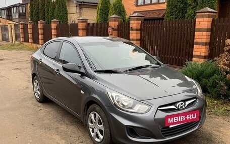 Hyundai Solaris II рестайлинг, 2011 год, 700 000 рублей, 3 фотография