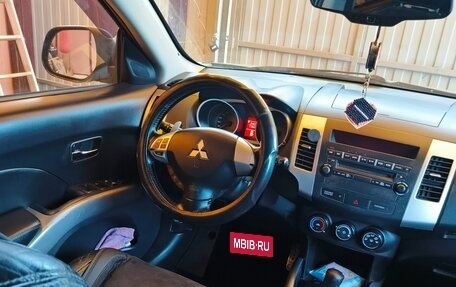 Mitsubishi Outlander III рестайлинг 3, 2008 год, 715 000 рублей, 4 фотография