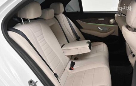 Mercedes-Benz E-Класс, 2022 год, 3 600 000 рублей, 15 фотография