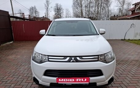 Mitsubishi Outlander III рестайлинг 3, 2014 год, 1 450 000 рублей, 2 фотография