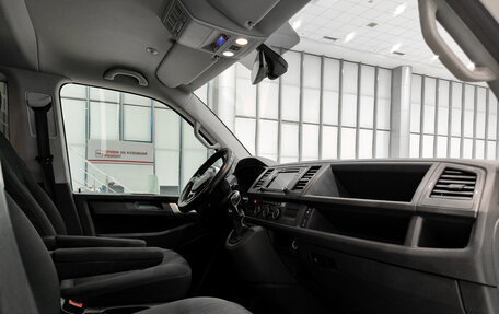 Volkswagen Caravelle T6 рестайлинг, 2018 год, 2 350 000 рублей, 11 фотография