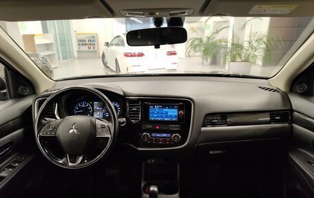 Mitsubishi Outlander III рестайлинг 3, 2016 год, 1 620 000 рублей, 10 фотография