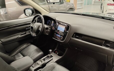 Mitsubishi Outlander III рестайлинг 3, 2016 год, 1 620 000 рублей, 8 фотография