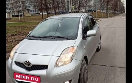 Toyota Yaris III рестайлинг, 2010 год, 560 000 рублей, 2 фотография