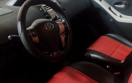Toyota Yaris III рестайлинг, 2008 год, 600 000 рублей, 2 фотография