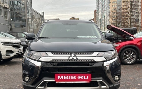 Mitsubishi Outlander III рестайлинг 3, 2020 год, 2 449 000 рублей, 2 фотография