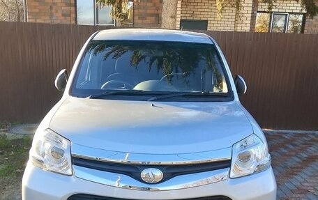 Toyota Sienta I, 2011 год, 990 000 рублей, 2 фотография