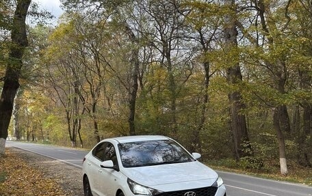 Hyundai Solaris II рестайлинг, 2021 год, 1 050 000 рублей, 1 фотография