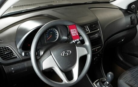 Hyundai Solaris II рестайлинг, 2015 год, 830 000 рублей, 3 фотография