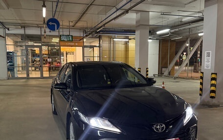 Toyota Camry, 2021 год, 2 600 000 рублей, 3 фотография