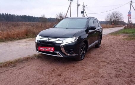 Mitsubishi Outlander III рестайлинг 3, 2019 год, 1 500 000 рублей, 2 фотография