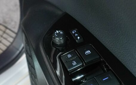 Toyota Prius IV XW50, 2019 год, 2 159 000 рублей, 21 фотография